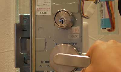 普通の電気錠 スマホ対応ではありません。一般住宅で広く使われているタイプです。