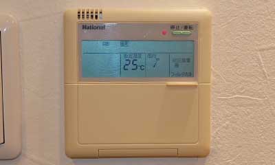 入居時についていた天カセエアコン 1999年製の業務用エアコンもスマホや音声を使って操作可能!