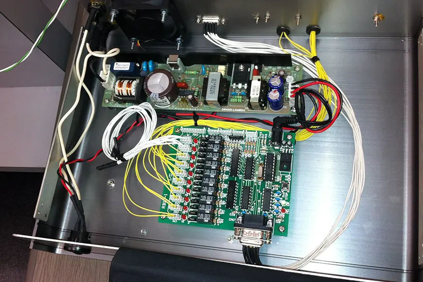 リレーボードは「RBIO-1」を採用。クレストロンのCOMポートからRBIO-1に命令を送信。