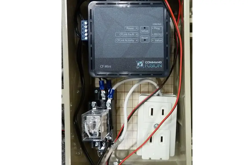 CF MiniのIOポートが発報信号を感知して、『開扉命令(無電圧瞬時接点)』を自動ドアに送信します。