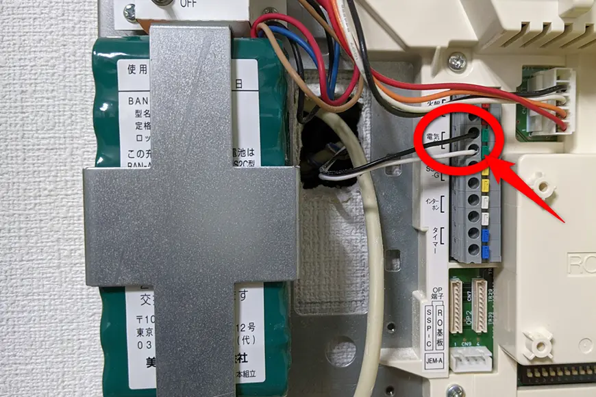 電気錠コントローラーは、ミワロック社の"BAN-DS1"。赤丸の「電気錠」の端子とCF Miniのリレーを接続。
