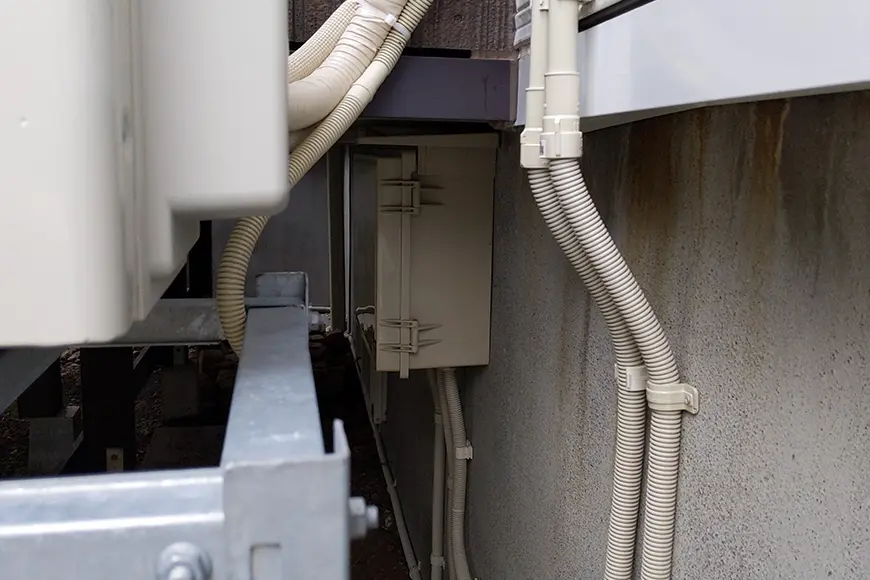 LANケーブルや制御線が、PF管の中を通って宅内に配線されています。