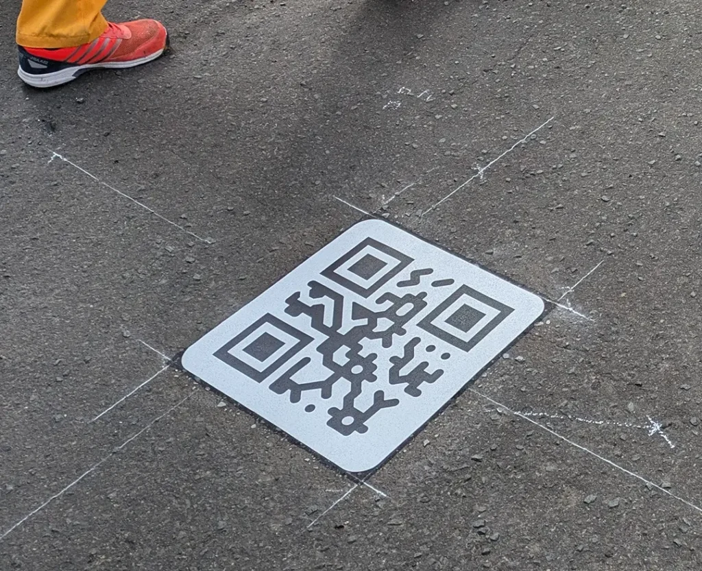 地面にQR(とけピタ君)