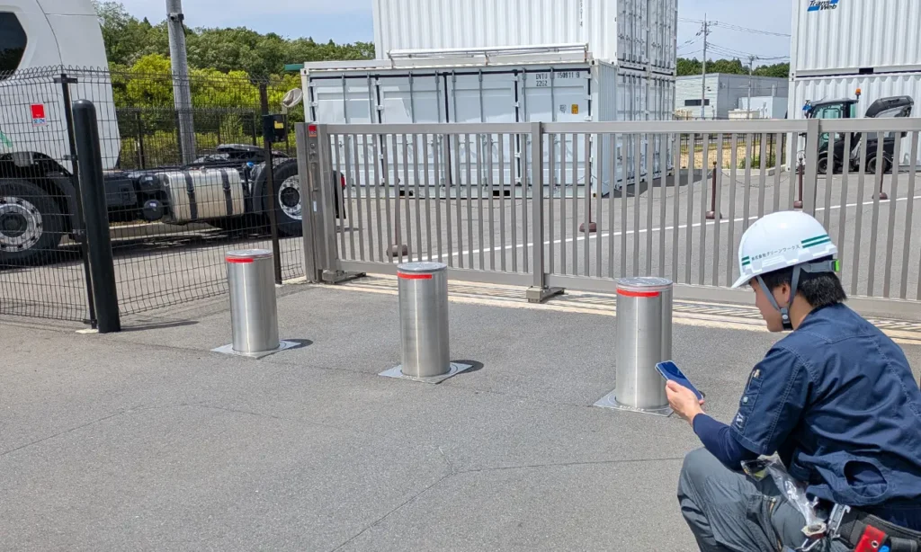 スマートフォンで車止めポール(電動ボラード)を遠隔操作