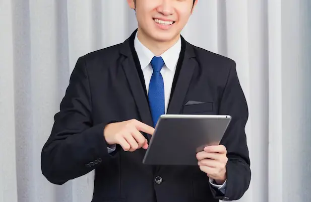 職員室からiPadで体育館のヒーターを先生が操作しているイメージ図